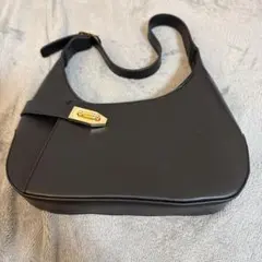 ブラックショルダーバッグ ゴールド金具付き