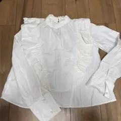 フリル付きホワイト長袖ブラウス