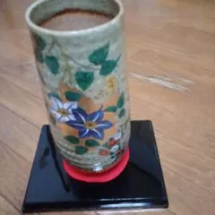 花柄陶器一輪挿し 赤い台座付き