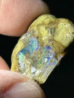 岩に染みる30ct エチオピアオパール