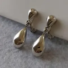 MONET モネ 揺れるイヤリング ドロップ型