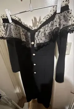 オフショルダー黒ドレス・ドットフリル