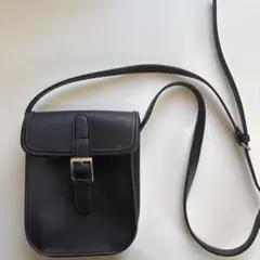 ブラックショルダーバッグ フラップ付き