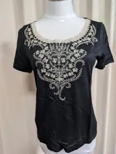 インゲボルグ　花柄刺繍　黒の半袖Tシャツ