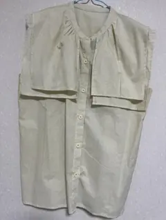 ノースリーブシャツ クリーム色 フラップデザイン