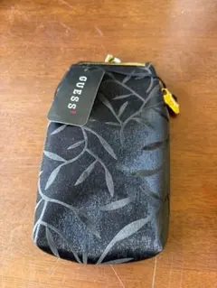 【新品タグ付き】GUESS ゲス がま口 ポーチ ブラック サテン風 リーフ柄のサムネイル