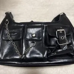 黒の合成皮革ショルダーバッグ