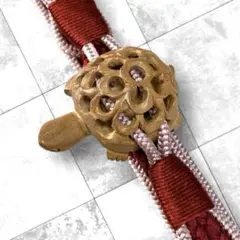 帯締め　光琳　亀飾　白檀透し彫り 赤系　未使用