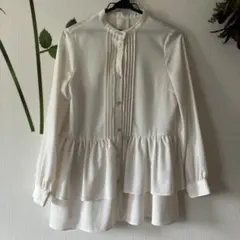 フリル付き薄いベージュ長袖シャツ