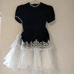 黒と白のフリル付きドレス