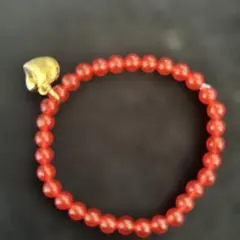 レッドジェイド天然石ブレスレット　ゴールドチャーム付
