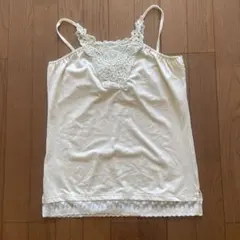 レース装飾付きクリーム色キャミソール　axes