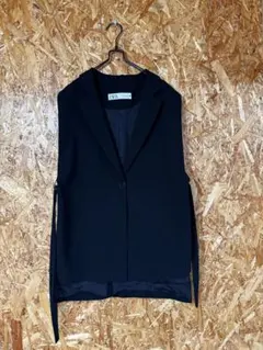 美品　ZARA 黒 ノーカラー ベスト ウエストベルト付き　横空き　ブラック