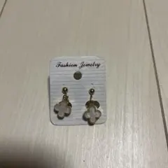 クローバー型ゴールドイヤリング