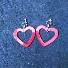 赤いハート型グリッターイヤリング