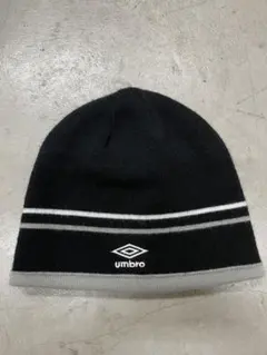 アンブロ　UMBRO ニット帽　ビーニー　リバーシブル　黒　刺繍　グレー