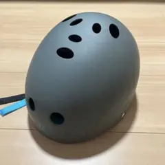 triple eightスケートボードヘルメット 通気孔付き