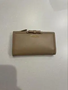 PRADA 二つ折り財布 ベージュ　プラダ　レディースのサムネイル