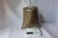 들깨 1000g을 작은 조각으로 나눕니다.