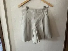 ベージュ プリーツ ショートパンツ
