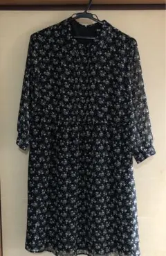 【UNIQLO 】黒地に花柄の七分袖ワンピース