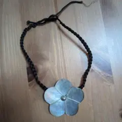 花の形状の貝殻ペンダント