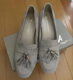 グレー タッセル付き スエード パンプス