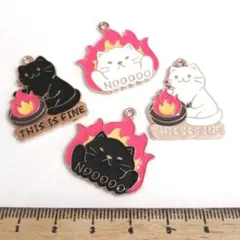 1セット⭐キャンプをする猫.。.:*4個♡ゴールドチャーム