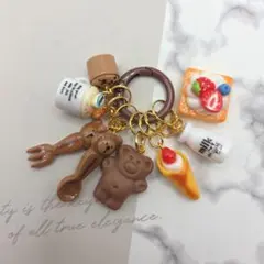 ▒茶色 赤いいちごケーキ▒じゃらじゃらキーホルダー▒