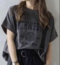 BONJOUR SAGAN ／カレッジ刺繍ピグメントスウェットTシャツ