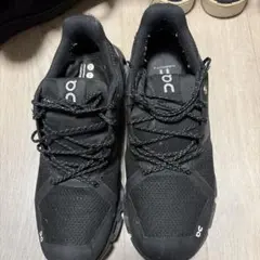 On ブラック スニーカー