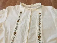 刺繍入りアイボリー五分袖ブラウス　エヘカソポ