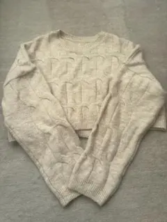 ショート丈　ケーブルニット