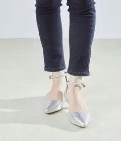 シルバー ポインテッドトゥ アンクルストラップ パンプス