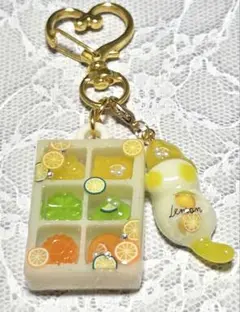 No166フルーツBOXとねこちゃんのキーホルダーハンドメイドレジンチャーム果物