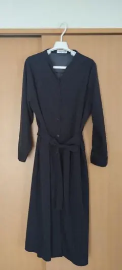 紺の長袖ロングワンピース(羽織り)
