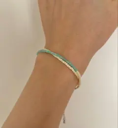 アイボリーと水色のビーズブレスレット