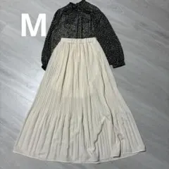 花紋上衣與百褶裙套裝