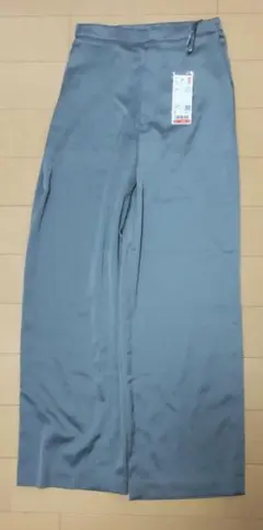 ユニクロ ズボン ストレートパンツ サテン グリーン S 新品タグ付き