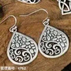 ティアドロップ　ピアス　シルバー色　ボヘミアン　ヴィンテージ　レトロ　クール