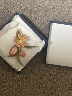 ハンドメイド フラワーブローチ（専用箱付き）