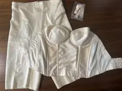 FOUR SIS&CO. ブライダルインナー　Vカット　ビスチェ