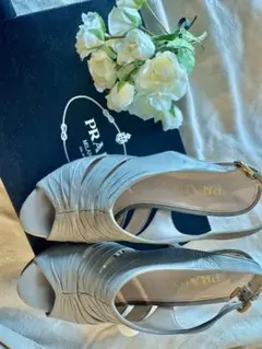 レアPRADA グレー ストラップ付きヒール 35.5 金具付き