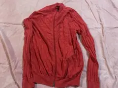 赤い編み込みカーディガン