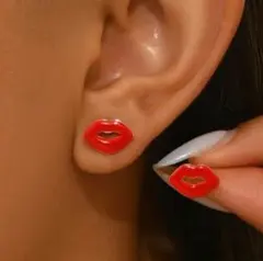 ① (´ 3｀) 唇型 赤 スタッドピアス 1セット ♡