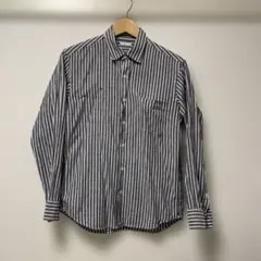 GU ネイビーとホワイトのストライプ長袖シャツ