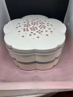 桜模様の花形2段仕切り蓋付き重箱