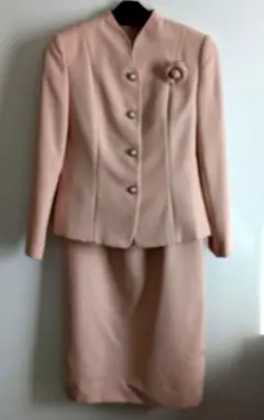 ピンク スーツ 花モチーフ付き　/　11AR