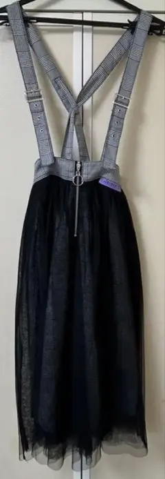 肩ひも付き黒チュールスカート