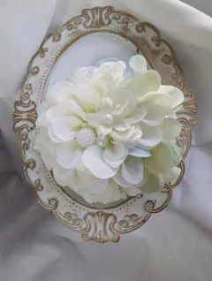 ふんわり咲くホワイトダリアと淡グリーンのコサージュ　髪飾り　入園　　入学　結婚式